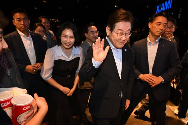 이재명 대통령이 17일 서울 용산CGV에서 ‘독립군:끝나지 않은 전쟁’ 관람 후 시민들과 인사하고 있다. 대통령실통신사진기자단