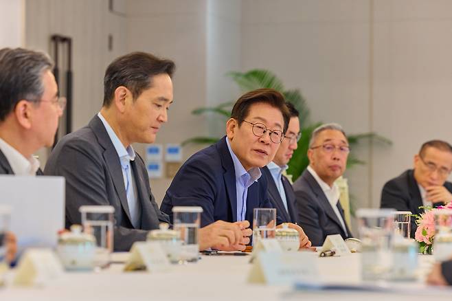 President Lee Jae Myung (third from left) speaks during a meeting with business leaders at the presidential office in Yongsan, Seoul, on Monday, along with Hyundai Motor Group Vice Chair Chang Jae-hoon (left), Samsung Electronics Chairman Lee Jae-yong (second from left), LG Group Chairman Koo Kwang-mo (third from right), Doosan Vice Chairman and Doosan Enerbility Chairman Park Gee-won (second from right), and National Security Adviser Wi Sung-lac. (Presidential Office)