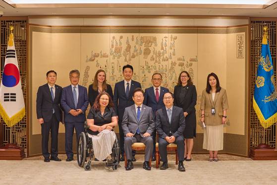 President Lee Jae Myung, front row center, poses for a photo after a meeting with U.S. Sen. Tammy Duckworth, front row left, and Sen. Andy Kim, front row right, at the Yongsan presidential office in central Seoul on Aug. 18. They are joined by Joseph Yun, acting U.S. ambassador to Korea, National Security Adviser Wi Sung-lac and other aides and officials. [PRESIDENTIAL OFFICE]