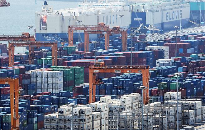Containers ready for export are piled up at a port in Pyeongtaek, Gyeonggi on Aug. 18. [YONHAP]