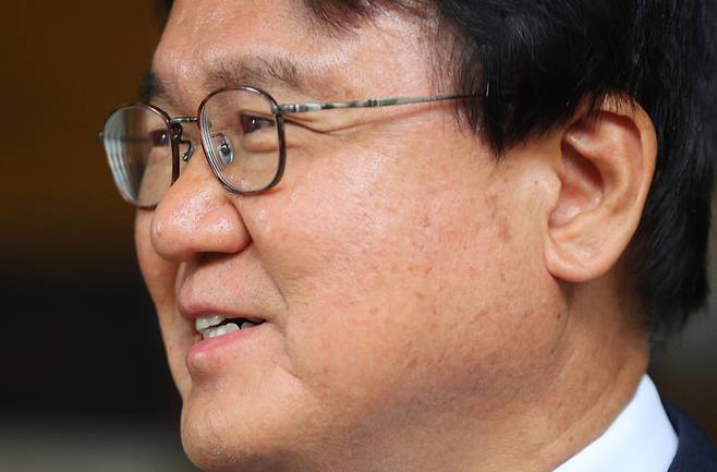 황운하 조국혁신당 의원이 14일 서울 서초구 대법원에서 열린 상고심 선고공판에서 무죄를 선고받은 뒤 미소를 짓고 있다. 연합뉴스