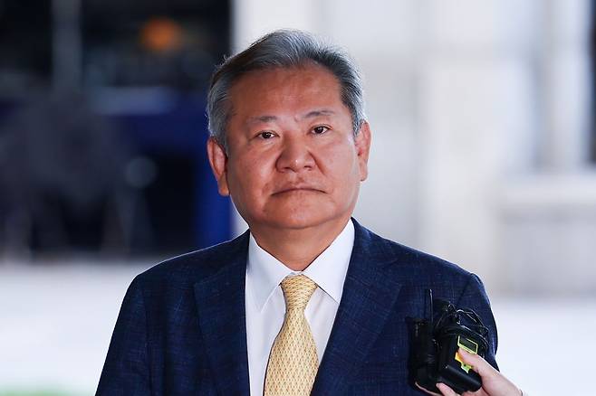 이상민 전 행정안전부 장관이 지난달 25일 내란특검 조사를 받기 위해 특검팀 사무실이 마련된 서울 서초구 서울고등검찰청으로 들어가고 있다. 연합뉴스