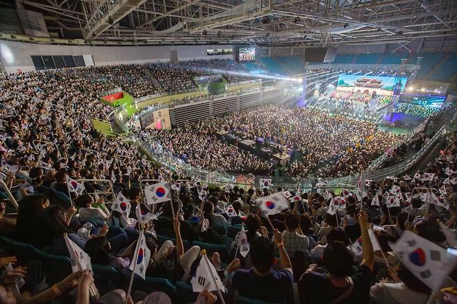 지난 15일 인천 부평구 인천삼산월드체육관에서 열린 극동방송 ‘나라사랑축제’에 참여한 7000여명의 관객이 13개 지사 어린이합창단이 부르는 ‘독립군 애국가’에 맞춰 태극기를 흔들며 함께 노래하고 있다.