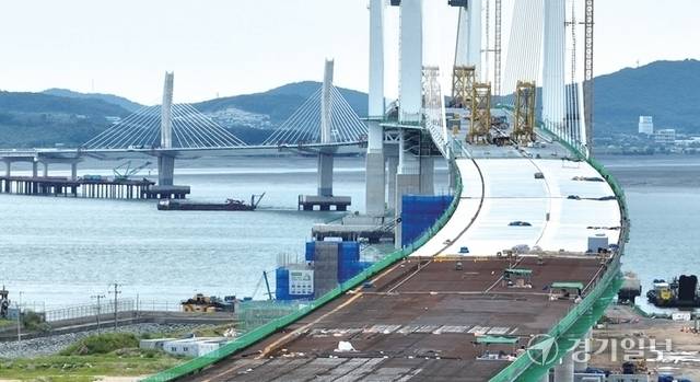 정부가 건설현장의 잇따른 산재 사망사고에 대한 고강도 제재에 나선 가운데 17일 인천 제3연륙교 건설현장이 안전점검을 위해 멈춰 서 있다. 경기일보DB