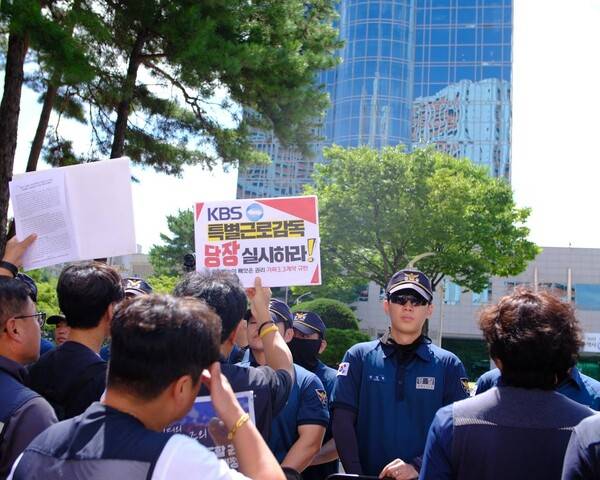 ▲충북지역 노동시민사회단체들이 부당해고 판정을 두 차례 받고도 불복 소송을 이어가는 KBS청주방송총국 사옥을 찾아 “부당해고 방송작가룰 즉각 복직시키라”고 촉구했다. 경찰이 청주KBS 측 요청으로 정문 앞에 진입을 막아선 모습. 사진=민주노총 충북본부