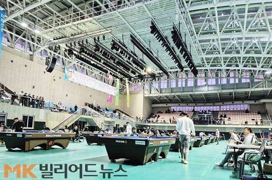 22세 이하(U-22) 74명이 참가한 세계주니어3쿠션선수권 대표선발전 첫날 예선에서 2점대 애버리지와 하이런14점 등 수준높은 기록이 나왔다. 18일 74명 중 32명을 가렸고, 19일 32강~4강전을 치러 최종 2명을 선발한다. 사진은 7월 열린 남원 전국당구선수권. (사진=MK빌리어드뉴스 DB)