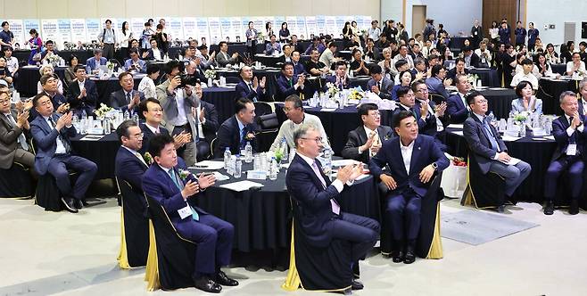 19일 울산전시컨벤션센터 유에코(UECO)에서 한국경영학회·매일경제신문 공동 주최로 열린 '제27회 한국경영학회 융합학술대회' 개막식에서 함영주 하나금융그룹 회장, 양희동 한국경영학회장, 김두겸 울산광역시장, 손현덕 매일경제신문 대표, 권영수 전 LG에너지솔루션 부회장, 정연승 한국경영학회 어워드선정위원장, 박진용 한국경영학회 수석부회장, 김해룡 융합학술대회 조직위원장(맨 앞 테이블 앞줄 왼쪽부터 시계 반대 방향) 등 참석자들이 박수를 치고 있다.  한주형 기자