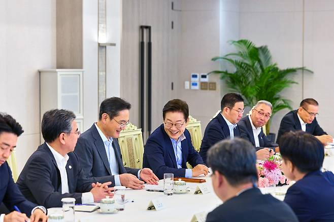 이재명 대통령이 19일 서울 용산 대통령실에서 열린 경제단체 및 기업인 간담회를 하고 있다. 이날 간담회에는 이재용 삼성전자 회장, 최태원 SK그룹 회장, 구광모 LG회장, 류진 한국경제인협회장 등이 참석했다. [사진 = 대통령실]