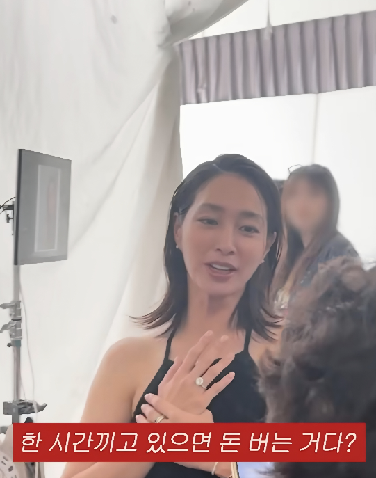 배우 이민정(43)이 ‘집 한 채 값’에 달하는 초고가 주얼리를 착용하며 화보 현장을 공개했다.사진= 유튜브 채널 ‘이민정 MJ’