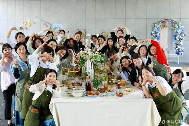 충남 예산지역 주민의 건강한 먹거리, 문화, 예술, 공예 등을 소재로 나눔활동을 펼치고 있는 '예산여성두드림' 회원들. /사진=예산군청