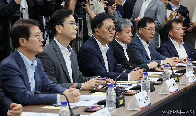 [서울=뉴시스] 김근수 기자 = 14일 오후 서울 중구 직업능력심사평가원에서 열린 중대재해 근절을 위한 건설사 간담회에 참석한 건설사 CEO들이 김영훈 고용노동부 장관의 모두발언을 듣고 있다. (공동취재) 2025.08.14. photo@newsis.com /사진=김근수