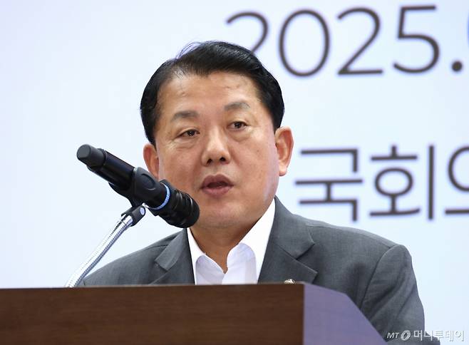 [서울=뉴시스] 김금보 기자 = 김병주 더불어민주당 국회의원이 30일 서울 여의도 국회 의원회관에서 열린 '희토류 전쟁시대, 기술주권을 위한 대한민국 생존전략 토론회'에서 환영사를 하고 있다. 2025.07.30. kgb@newsis.com /사진=김금보