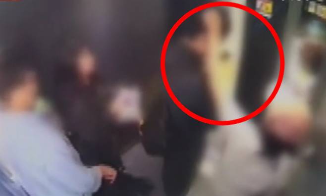 엘리베이터에서 모르는 여성에게 머리채를 잡힌 남성이 황당함을 드러냈다. /사진=JTBC '사건반장'