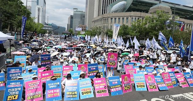 [서울=뉴시스] 추상철 기자 = 거룩한방파제 통합국민대회 준비위원회가 14일 오후 서울 중구 서울시의회 인근에서 동성애 퀴어축제와 차별금지법 제정 시도에 반대하는 '거룩한방파제 통합국민대회'를 하고 있다. 2025.06.14. scchoo@newsis.com /사진=추상철