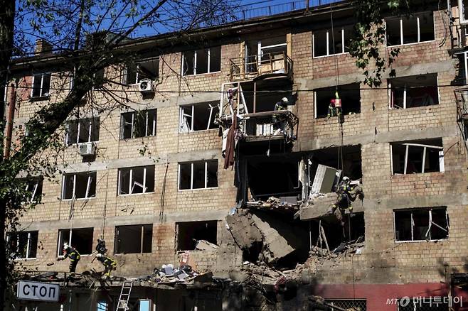 [키이우=AP/뉴시스] 4일(현지 시간) 우크라이나 키이우에서 구조대원들이 러시아의 공습으로 파손된 아파트 잔해를 정리하고 있다. 러시아가 3일 밤부터 4일 새벽 사이 전쟁 발발 이후 최대 규모의 드론과 미사일로 키이우를 공습해 23명이 부상한 것으로 알려졌다. 2025.07.04. /사진=민경찬