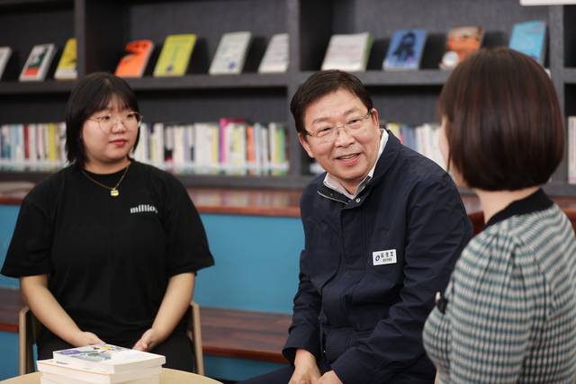 김경호 광진구청장(가운데)이 서울청년센터광진에서 청년들과 이야기를 나누고 있다. 광진구청 제공