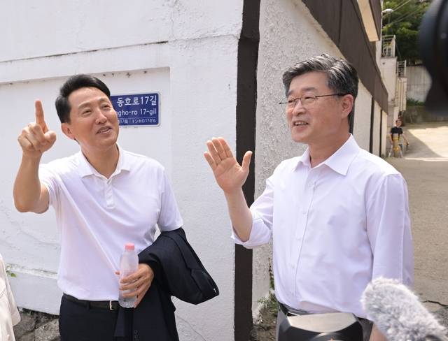 김길성(오른쪽) 중구청장이 지난달 24일 오세훈(왼쪽) 서울시장과 함께 서울 중구 신당9구역 재개발사업 대상지 현장에서 대화를 나누고 있다. 중구청 제공