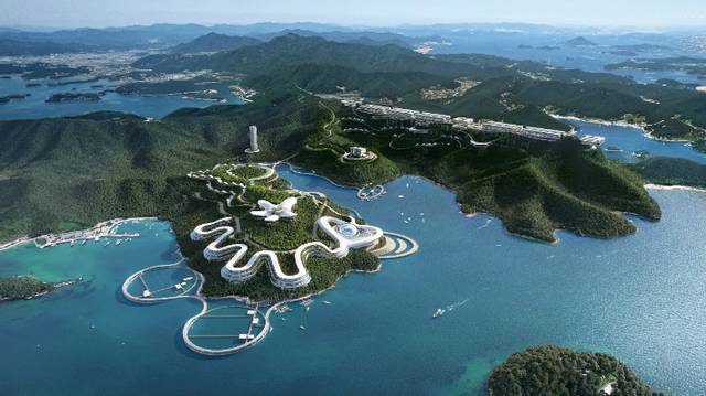 경남 통영시 도산면 법송리·수월리 일원에 건립이 추진되는 ‘통영도산관광단지’ 구상도. 해당 부지는 기회발전특구로 지정됐으며, 한화호텔앤드리조트가 숙박·워케이션 시설과 인공해변, 대형공연장을 건립한다. 아래 지도는 국도계획에 반영된 경남 남해안 섬 연결 일주관광도로 노선도. 경남도청 제공