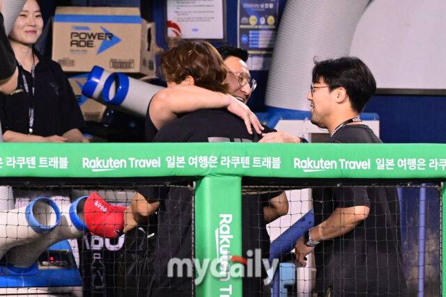 29일 오후 서울 잠실야구장에서 진행된 '2025 프로야구 KBO리그' KIA-LG의 경기. 기아 심재학 단장이 수훈선수 인터뷰를 마친 고종욱과 포옹을 하고 있다./마이데일리