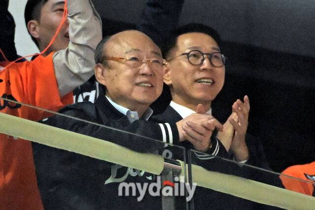 2025년 4월 11일 오후 대전 한화생명 볼파크에서 진행된 '2025 신한 SOL뱅크 KBO 리그' 키움 히어로즈와 한화 이글스의 경기. 한화 김승연 회장과 한화 이글스 박종태 사장./마이데일리