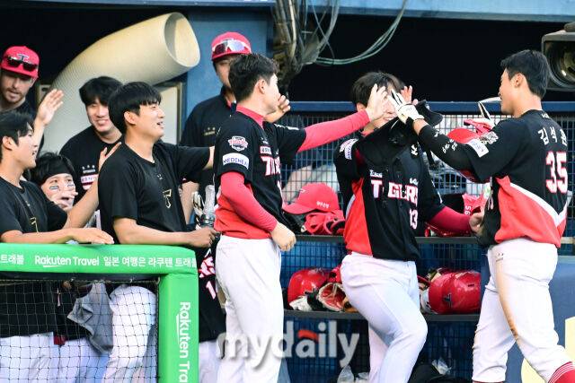 29일 오후 서울 잠실야구장에서 진행된 '2025 프로야구 KBO리그' KIA-LG의 경기. 기아 김석환이 6회말 1사 2,3루에서 2타점 3루타를 때린 뒤 대주자로 교체되고 있다./마이데일리