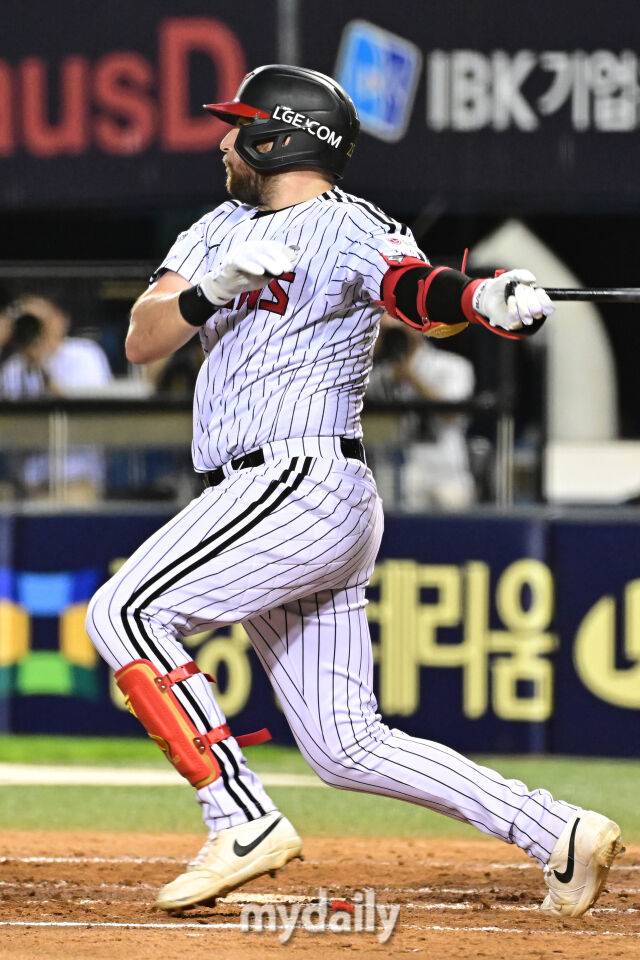 19일 서울 잠실야구장에서 열린 '2025 신한 SOL BANK KBO리그' 롯데 자이언츠와 LG 트윈스 경기.LG 오스틴이 4회말 첫 타자로 나와 안타를 치고 있다./잠실=한혁승 기자