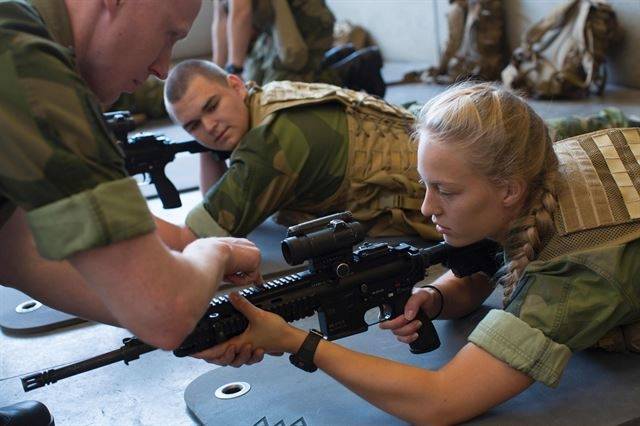 노르웨이 북부 세테르묀에서 훈련중인 군인들. 여성과 남성이 섞여 훈련 받고 있다. [AFP]