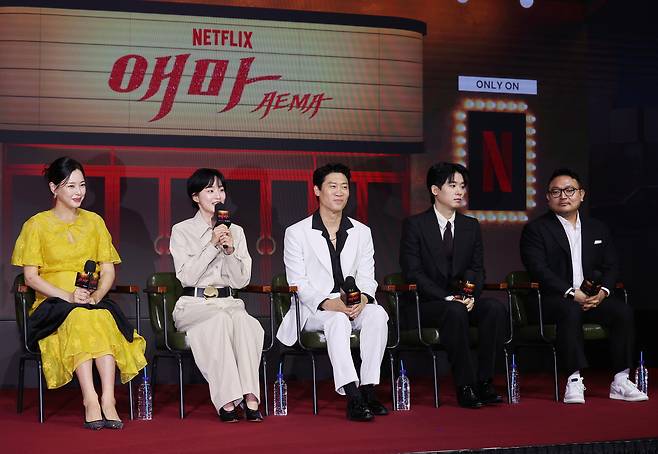 넷플릭스 시리즈 ‘애마’ 제작발표회에 참석한 (왼쪽부터) 배우 이하늬, 방효린, 진선규, 조현철, 이해영 감독  [연합]