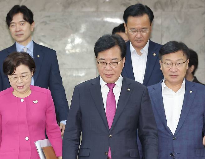 송언석 비상대책위원장 겸 원내대표 등 국민의힘 지도부가 19일 국회에서 열린 원내대책회의에 참석하고 있다. [연합]