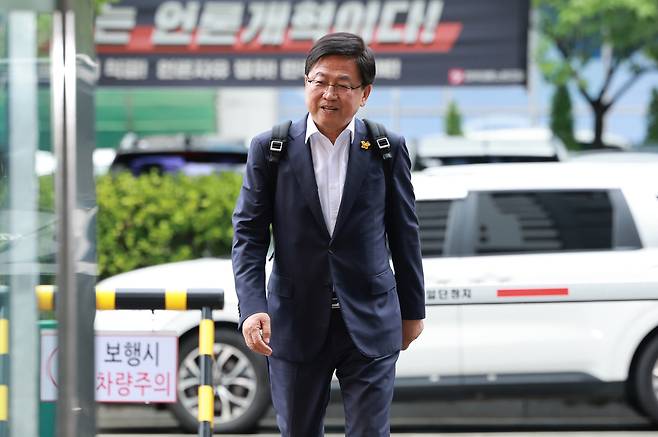 최교진 사회부총리 겸 교육부 장관 후보자가 14일 인사청문회 준비 사무실이 마련된 서울 영등포구 여의도 한국교육시설안전원으로 출근하고 있다. [연합]