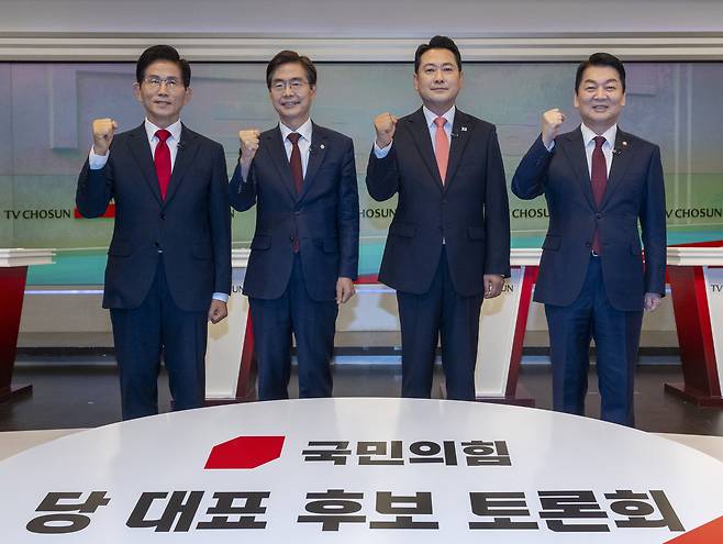 국민의힘 대표 선거에 출마한 후보들이 19일 서울 중구 TV조선 스튜디오에서 열린 6차 전당대회 3차 텔레비전 토론회에 앞서 파이팅을 외치고 있다. 왼쪽부터 김문수, 조경태, 장동혁, 안철수 후보. [국회사진기자단]