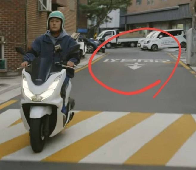 배민커넥티드 광고 중 한 장면. 빨간색 동그라미 안에 진입 금지라고 표시돼 있으나, 해당 방향으로 역주행하고 있다. [SNS 캡처]