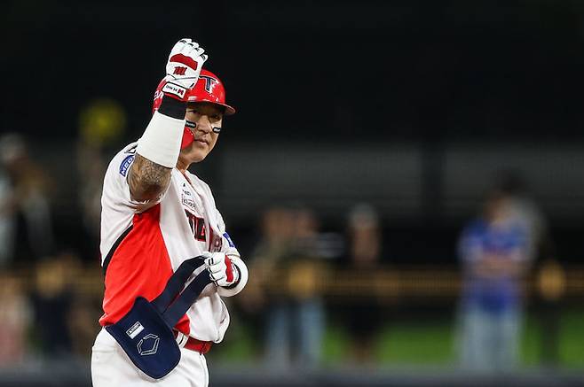 [서울=뉴시스] 프로야구 KIA 타이거즈 최형우가 지난달 22일 광주-기아 챔피언스필드에서 열린 2025 신한 쏠뱅크 KBO리그 LG 트윈스와의 경기에서 안타를 친 뒤 환호하고 있다. (사진=KIA 타이거즈 제공) 2025.07.22. *재판매 및 DB 금지