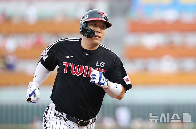 [인천=뉴시스] 황준선 기자 = 17일 인천 미추홀구 SSG랜더스필드에서 열린 2025 KBO리그 LG 트윈스와 SSG 랜더스의 경기, 무사 1루 상황 LG 김현수가 투런 홈런을 치고 그라운드를 돌고 있다. 2025.08.17. hwang@newsis.com