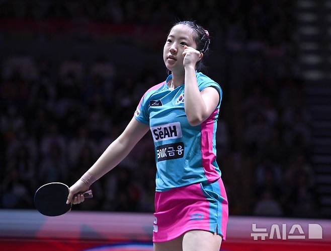 [도하(카타르)=뉴시스] 사진공동취재단 = 신유빈이 지난 5월22일(현지 시간) 카타르 도하 루사일 아레나에서 열린 2025 국제탁구연맹(ITTF) 세계선수권대회 여자단식 16강 중국 쑨잉사와 경기에서 득점 후 환호하고 있다. 2025.05.23. photo@newsis.com