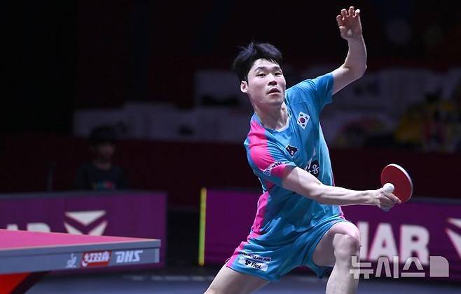[도하(카타르)=뉴시스] 사진공동취재단 = 장우진이 지난 5월22일(현지 시간) 카타르 도하 루사일 아레나에서 열린 2025 국제탁구연맹(ITTF) 세계선수권대회 남자단식 16강 스웨덴 트룰스 모르가르드와 경기를 펼치고 있다. 2025.05.23. photo@newsis.com