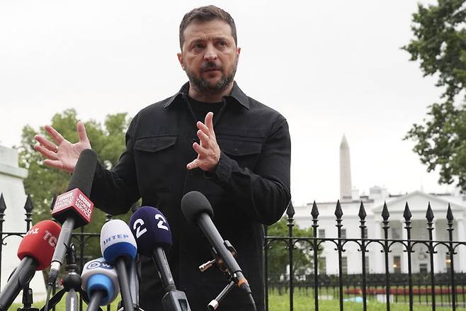 [워싱턴=AP/뉴시스] 볼로디미르 젤렌스키 우크라이나 대통령이 18일(현지 시간) 백악관에서 도널드 트럼프 미국 대통령 및 유럽 지도자들과 회담한 뒤 백악관 맞은편 라파예트 공원에서 기자회견하고 있다. 2025.08.19.
