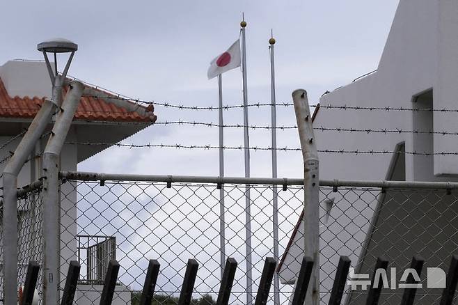 [요나구니지마=AP/뉴시스]일본이 대만 유사시 대비를 강화하고 있다. 이례적으로 유사시를 상정해 대만과 관련 각서를 체결했다는 보도가 현지 언론에서 나왔다. 사진은 지난 2월 14일 일본 서부 요나구니지마의 자위대 기지에 일장기가 걸린 모습. 2025.08.19.