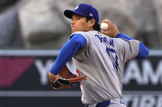 [애너하임=AP/뉴시스] 오타니 쇼헤이(LA 다저스)가 14일(한국시간) LA 에인절스와 2025 메이저리그 경기에 선발 등판해 공을 던지고 있다. 2025.08.14.