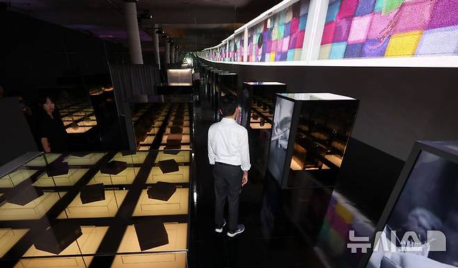 [서울=뉴시스] 홍효식 기자 = 19일 서울 중구 동대문디자인플라자(DDP)에서 열린 '헤리티지 : 더 퓨처 판타지' 전시 기자간담회에서 국가유산진흥원 직원들이 국가무형유산 장인들의 공예기술을 담은 AI 영상 '자연으로부터' 미디어아트와 실제 전승공예품을 살펴보고 있다.국내 최초 국가유산을 활용한 디지털 콘텐츠 종합 전시 '헤리티지 : 더 퓨처 판타지'는 오는 23일 개막해 9월 17일까지 열린다. 2025.08.19. yesphoto@newsis.com