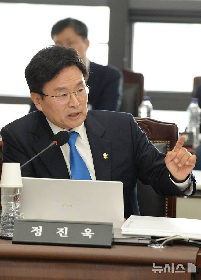 [울산=뉴시스] 배병수 기자 = 정진욱 더불어민주당 국회의원이 17일 오전 울산 중구 한국석유공사에서 열린 국정감사에서 질의를 하고 있다. 2024.10.17.bbs@newsis.com.