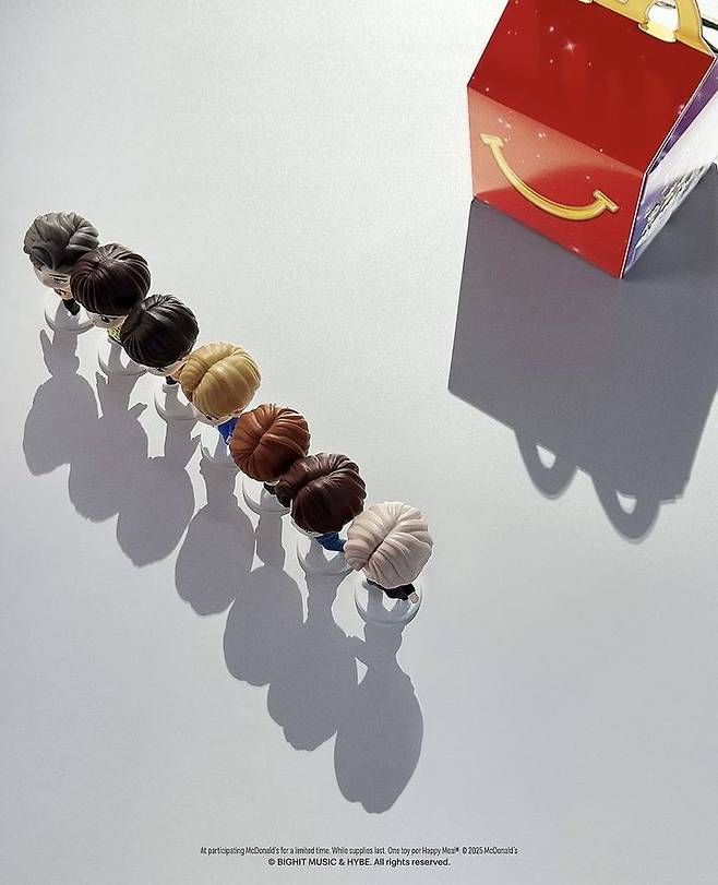 [서울=뉴시스] 해피밀과 BTS 타이니탄 피규어 모습. (사진=맥도날드 SNS 캡처) *재판매 및 DB 금지