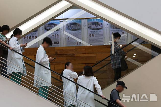 [서울=뉴시스] = 지난 11일 서울 시내 대학병원에서 의료진들이 이동하는 모습. 2025.08.11. kch0523@newsis.com