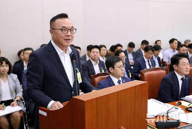 [서울=뉴시스] 김금보 기자 = 황주호 한국수력원자력 사장이 19일 오후 서울 여의도 국회에서 열린 산업통상자원중소벤처기업위원회 전체회의에서 의원 질의에 답하고 있다. 2025.08.19. kgb@newsis.com