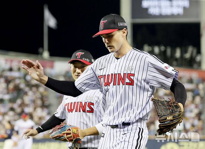 [서울=뉴시스] 김진아 기자 = 19일 서울 송파구 잠실야구장에서 열린 2025 KBO리그 롯데 자이언츠와 LG 트윈스의 경기, 6회초 2사 만루 롯데 노진혁이 1루수 땅볼 아웃되지 LG 톨허스트가 기뻐하고 있다. 2025.08.19. bluesoda@newsis.com