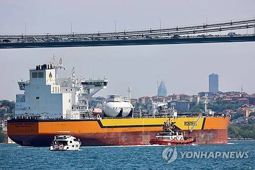 보스포루스 해협을 지나는 러시아 유조선 [로이터=연합뉴스 자료사진]