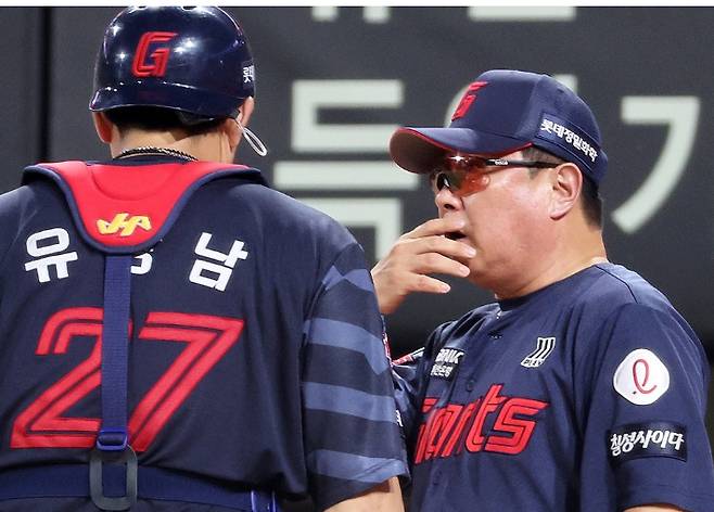 롯데 김태형 감독(오른쪽)과 포수 유강남. 연합뉴스