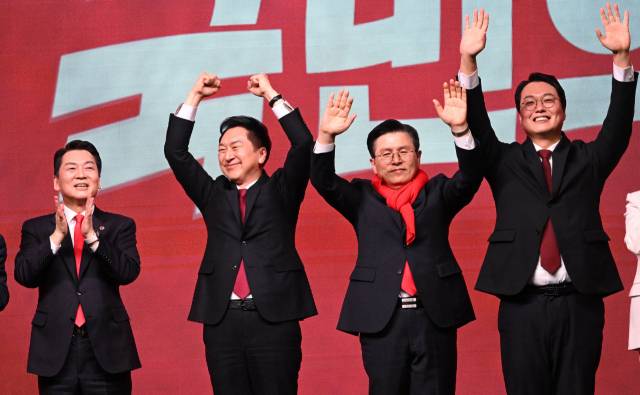 ▲지난 2023년 3월 8일 오후 경기도 고양시 일산 킨텍스에서 열린 국민의힘 제3차 전당대회에서 당 대표 후보들이 대의원들을 향해 인사하고 있다. 왼쪽부터 안철수·김기현·황교안·천하람 후보. ⓒ연합뉴스