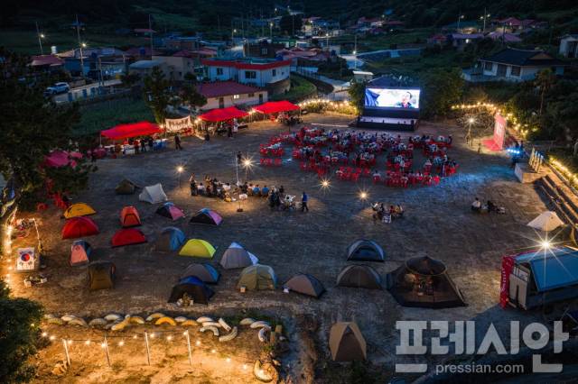 ▲사리마을 주민과 전국에서 모인 캠퍼, 블로거, 인플루언서 등 250여 명이 영화를 상영하고 있다. ⓒ신안군