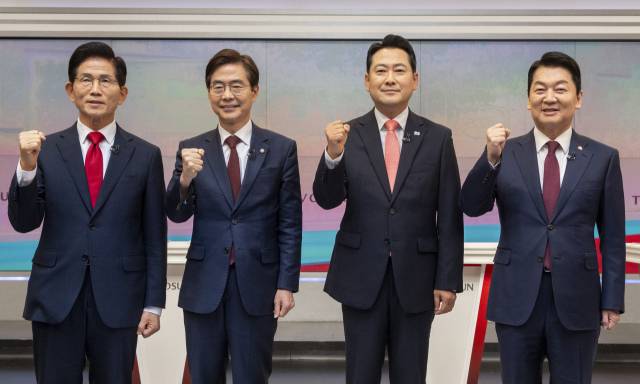 ▲국민의힘 당 대표 선거에 출마한 후보들이 19일 서울 중구 TV조선 스튜디오에서 열린 6차 전당대회 3차 텔레비전 토론회에 앞서 파이팅을 외치고 있다. 김문수, 조경태, 장동혁, 안철수 후보. ⓒ연합뉴스